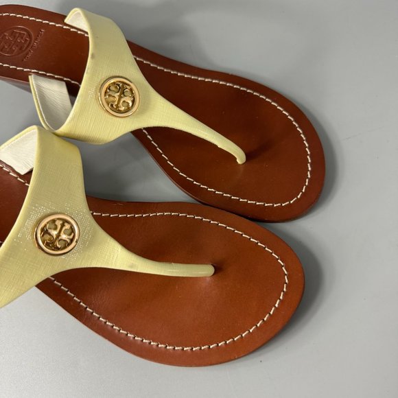 Tory Burch Cameron Wedge Thong Patent Saffiano Yellow-Gold, Size 8.5 - Picture 10 of 12